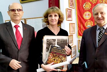 Подержать в руках игрушки дедушек и бабушек